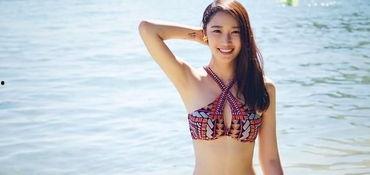 穿泳装的少女照片,夏日风情与青春活力